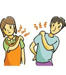 肩をマッサージ